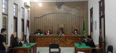 tiga_pembunuh_pemilik_kos_lolos_dari_hukuman_penjara_seumur_hidup_anak_korban_protes