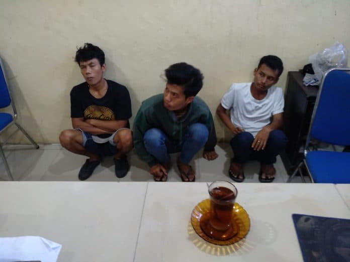 tiga_pencuri_springbed_diserahkan_korban_ke_mapolsek_percut_sei_tuan