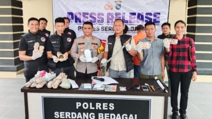 tiga_pengedar_narkoba_diciduk_polres_sergai_satu_ditembak