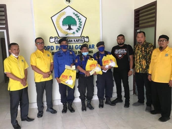 tiga_petugas_damkar_di_lubuk_pakam_dapat_bantuan_beras_dan_uang