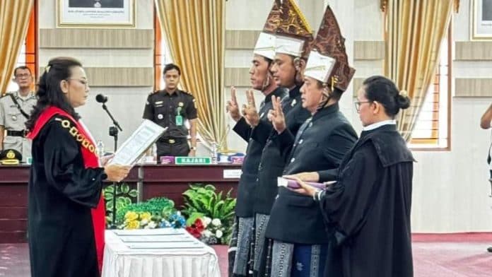tiga_pimpinan_dprd_simalungun_2024_2029_diambil_sumpahnya