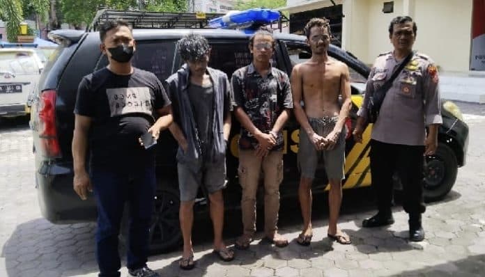 tiga_pria_pembersih_kaca_mobil_di_perempatan_lampu_merah_diamankan