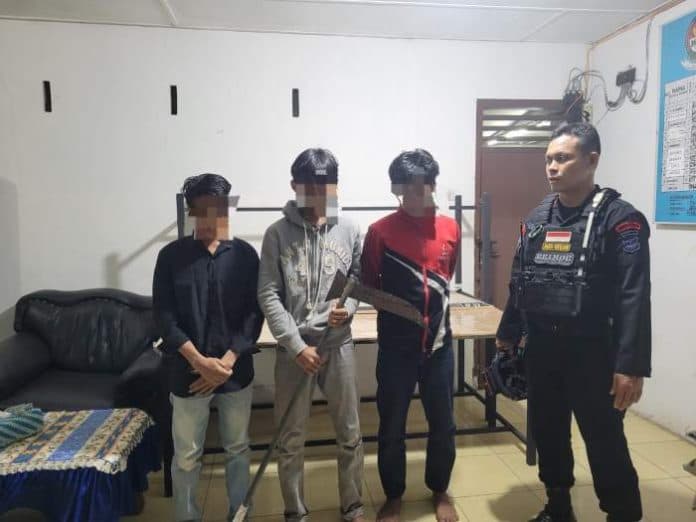 tiga_remaja_bawa_sajam_diamankan_brimob_polda