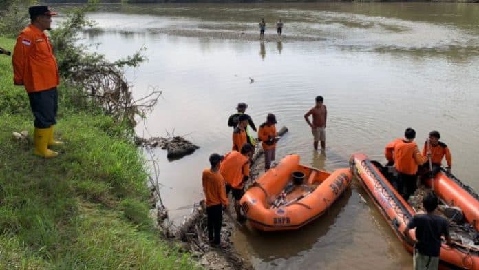 tiga_remaja_wanita_terseret_arus_di_sungai_barumun_palas_satu_meninggal_dua_dalam_pencarian