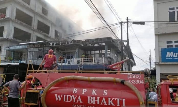 tiga_ruko_dilalap_si_jago_merah_di_pontianak_pasutri_tewas_terpanggang