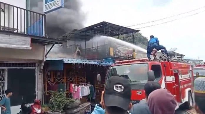 tiga_rumah_ludes_terbakar_di_kawasan_padat_penduduk_kabupaten_asahan
