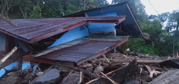 tiga_rumah_rusak_diterjang_longsor_di_pematang_sidamanik