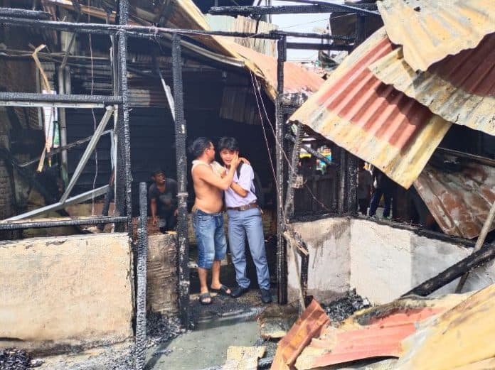 tiga_rumah_terbakar_di_jalan_panglima_denai_korban_berharap_bantuan
