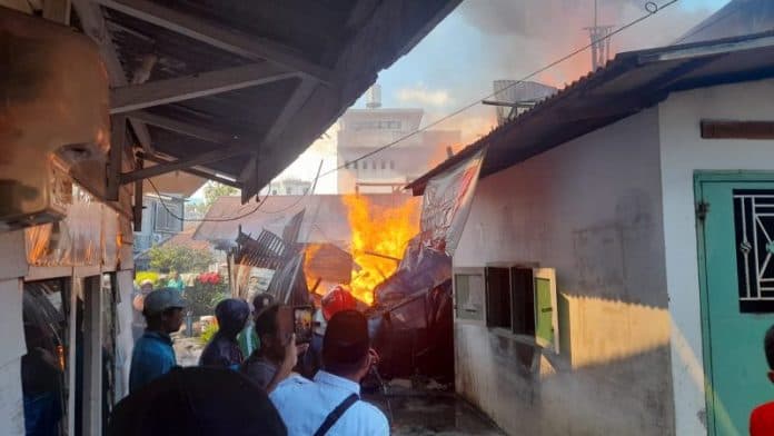 tiga_rumah_terbakar_di_jalan_pematang_kota_siantar