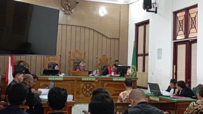 tiga_terdakwa_kasus_korupsi_koneksitas_eradikasi_lahan_di_pt_psu_dituntut_185_tahun_penjara