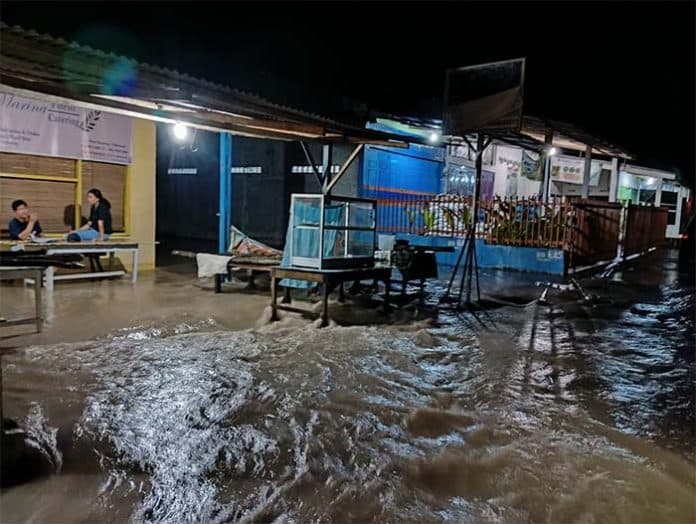 tigabolon_pane_dilanda_banjir_besar_saat_hujan_deras_warga_ini_dampak_konversi_teh_ke_sawit