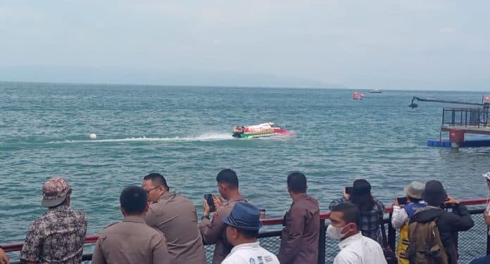 tim_abu_dhabi_tercepat_sesi_latihan_f1_powerboat_lake_toba