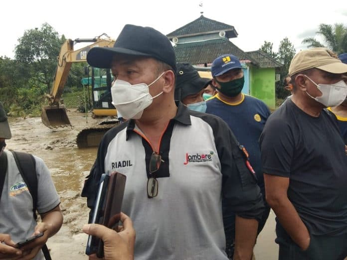 tim_bpbd_sumut_telusuri_seorang_balita_dan_dua_dewasa_yang_hilang_saat_banjir