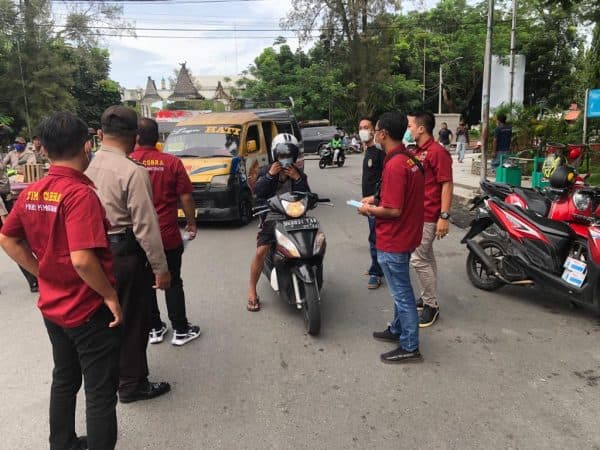 tim_cobra_pers_polres_siantar_bagi_masker_ke_pengendara