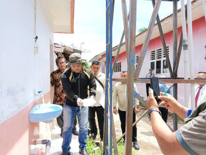 tim_ditreskrimsus_polda_sumut_ambil_sampel_air_tercemar_bbm_dari_sinaksak