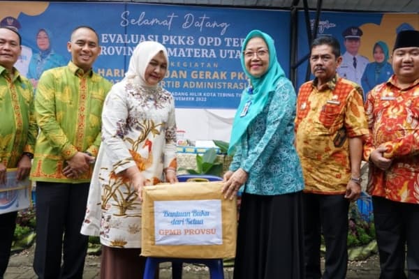 tim_evaluasi_pkk_provsu_serahkan_bantuan_buku_ke_tp_pkk_tebing_tinggi