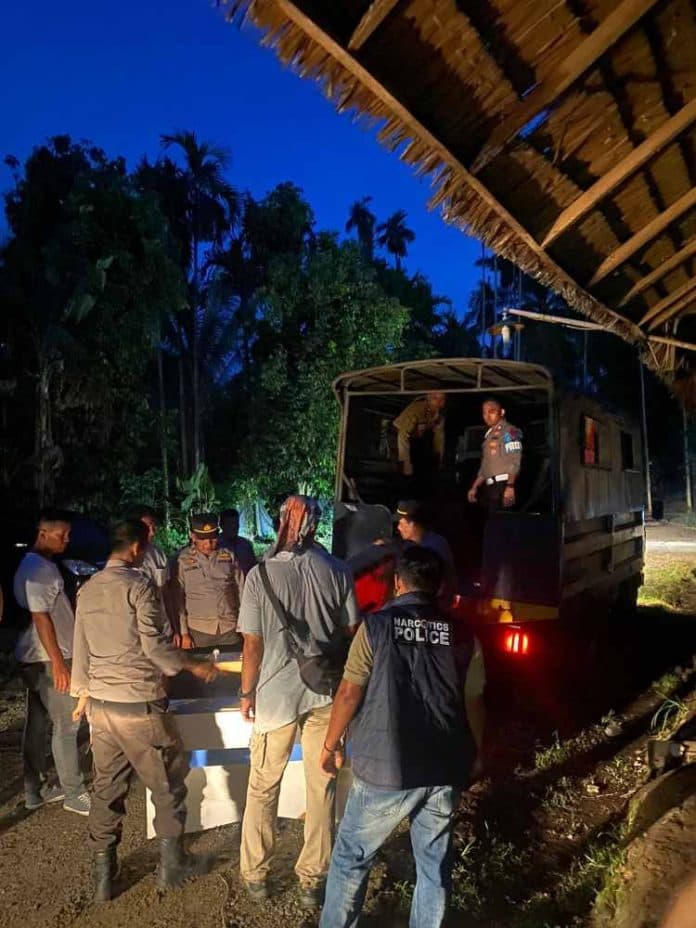 tim_gabungan_ratakan_barak_narkoba_serta_angkut_puluhan_mesin_judi