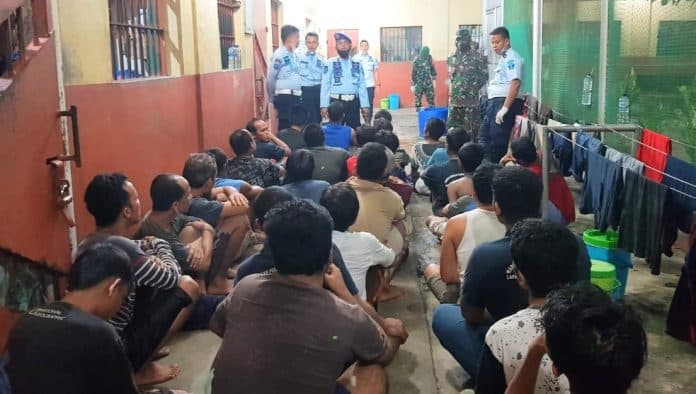 tim_gabungan_razia_lapas_kelas_iia_labuhan_ruku