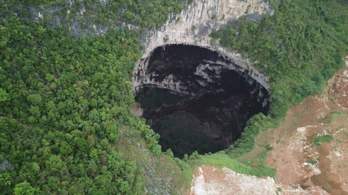 tim_ilmuwan_temukan_klaster_raksasa_lubang_runtuhan_karst_di_china