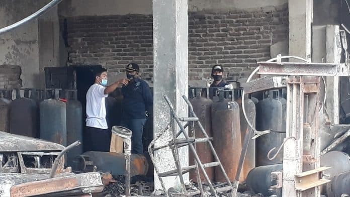 tim_labfor_poldasu_lidik_penyebab_kebakaran_gudang_gas_yang_renggut_5_korban_nyawa