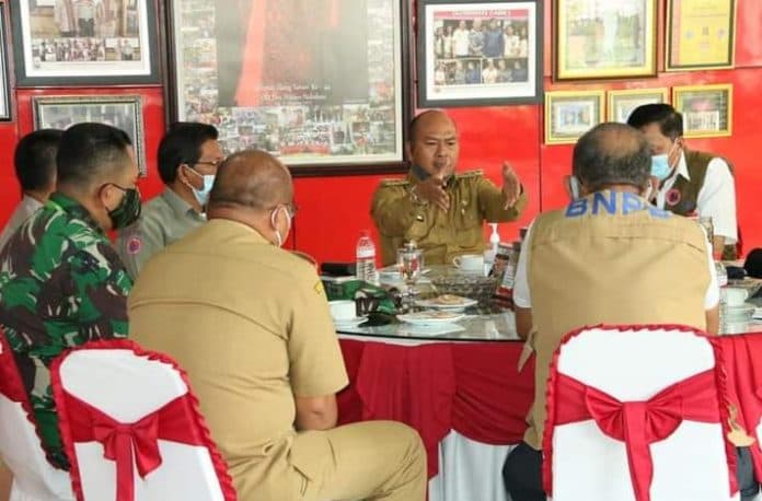 tim_monev_satgas_covid_19_pusat_lakukan_swab_test_massive_di_taput