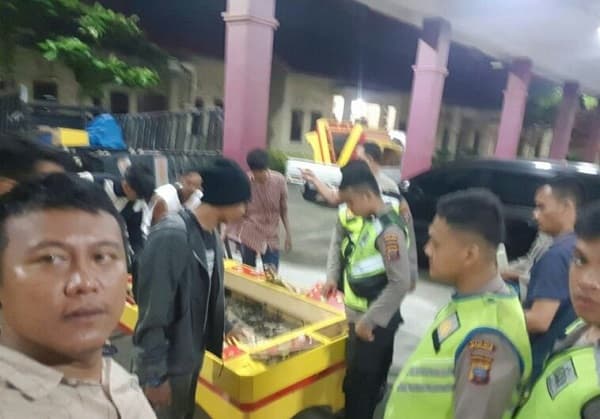 tim_ops_pekat_polres_pelabuhan_belawan_gerebek_lokasi_judi_tembak_ikan