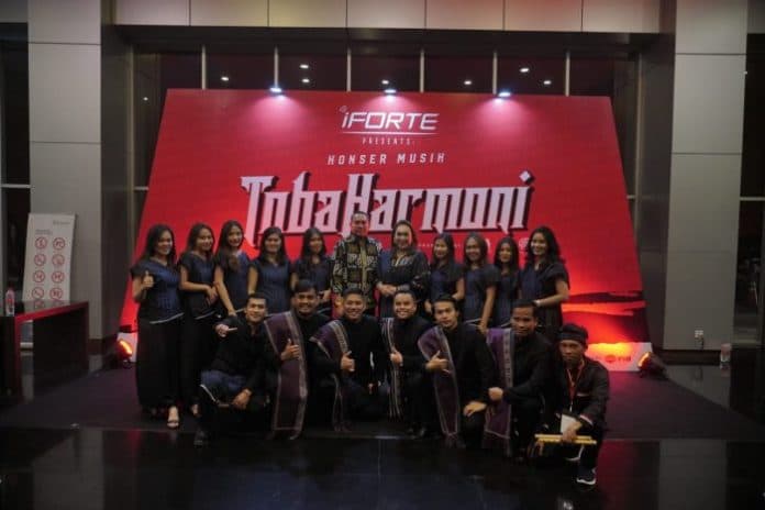 tim_paduan_suara_pakpak_bharat_choir_tampil_memukau_lewat_lagu_meraleng_tendi