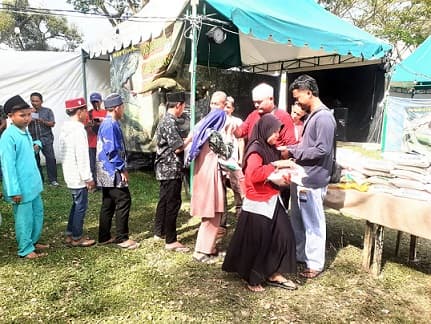 tim_pasar_malam_sei_bejangkar_santuni_65_anak_yatim