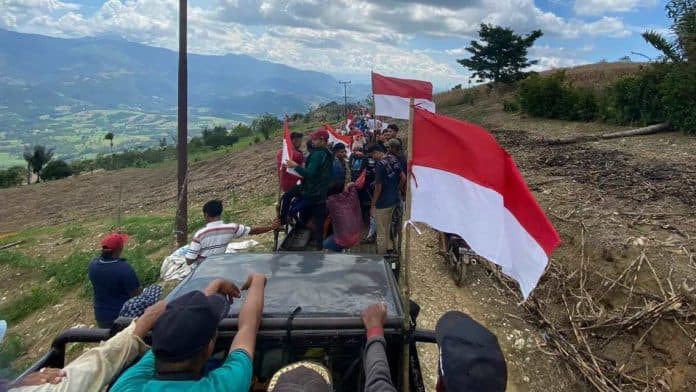 tim_relawan_jokowi_diarak_massa_lalui_jalan_rusak_parah_di_tanah_pinem_dairi