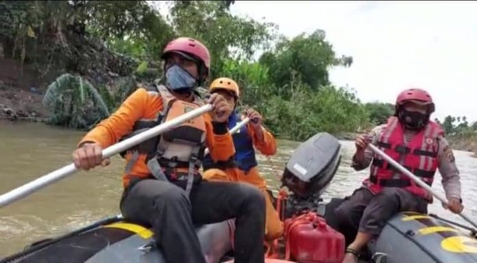 tim_sar_hentikan_pencarian_korban_banjir_di_perumahan_de_flamboyan