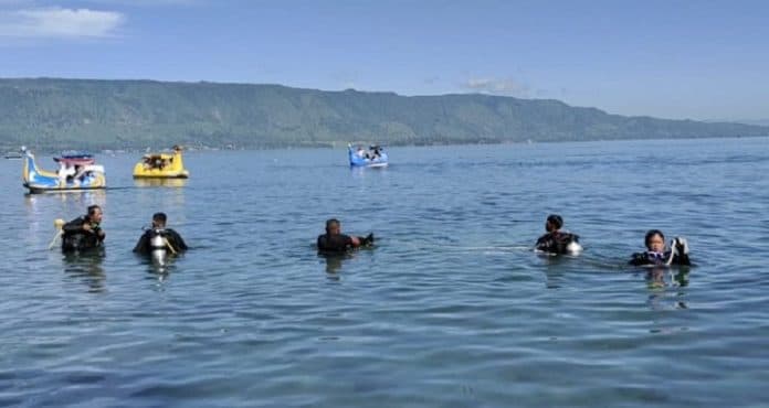 tim_sar_kerahkan_5_penyelam_mencari_korban_tenggelam_di_danau_toba
