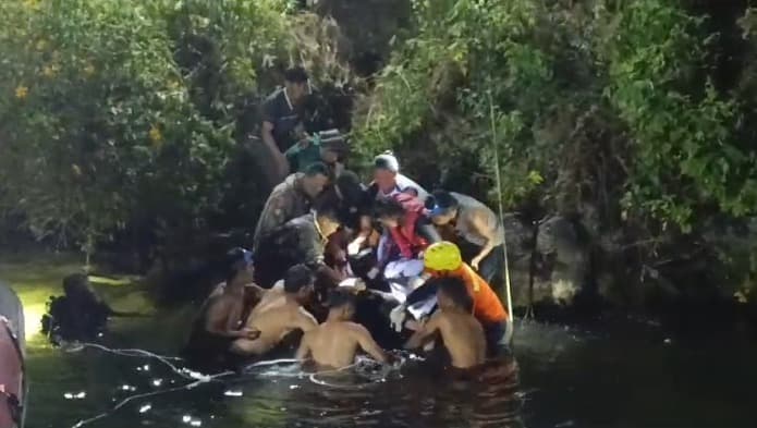 tim_sar_lanjutkan_pencarian_mobil_pangulu_yang_terjun_ke_danau_toba_besok