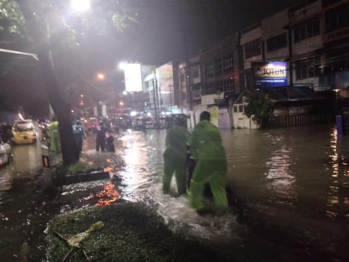 tim_sar_polda_sumut_diturunkan_evakuasi_warga_terdampak_banjir_di_medan