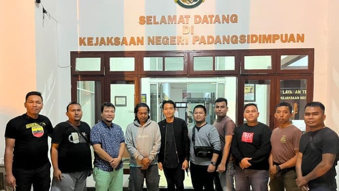 tim_tabur_kejaksaan_tangkap_dpo_tersangka_kasus_korupsi_apbd_musi_banyuasin