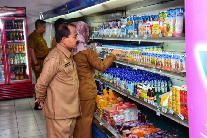 tim_terpadu_pemkab_deli_serdang_periksa_obat_dan_makanan_kedaluwarsa