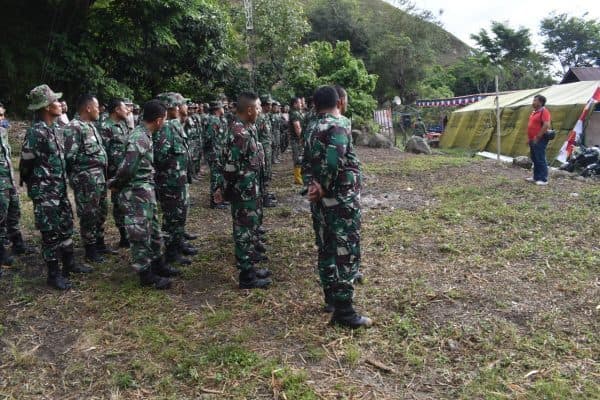 tim_tmmd_ke_115_kodim_0210tu_beraksi_di_samosir_pasi_intel_jangan_meninggalkan_utang_di_warung_warung