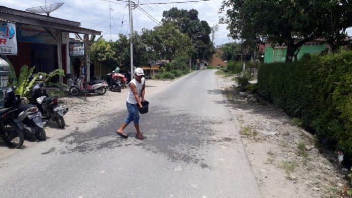 timbulkan_debu_warga_sibatu_batu_keluhkan_tanah_tercecer_di_aspal_jalan