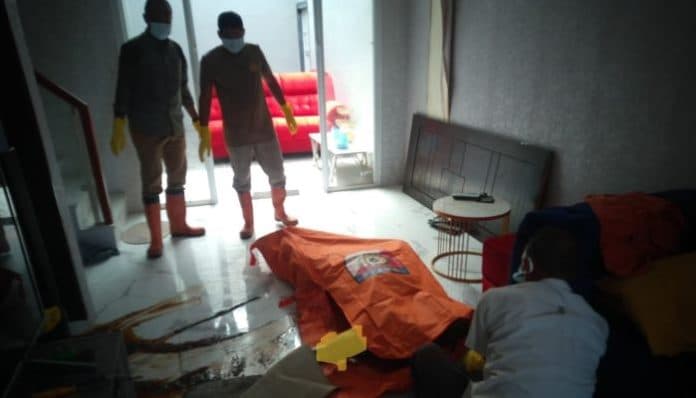 tinggal_sendirian_pria_paruh_baya_ditemukan_tewas_membusuk_di_rumahnya