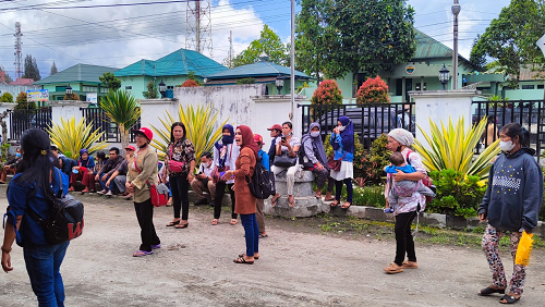 tinggalkan_pengunjuk_rasa_tiga_pimpinan_dprd_dairi_diteriaki_pengecut