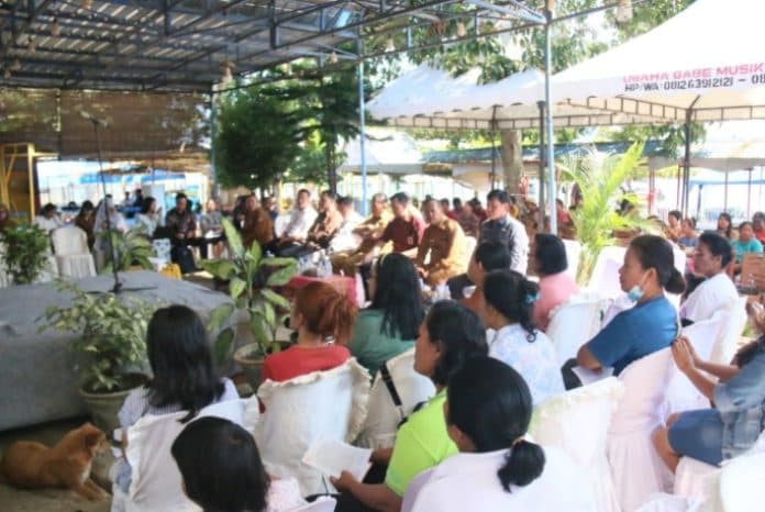 tingkatkan_akses_keuangan_ojk_edukasi_desa_wisata_lumban_bulbul