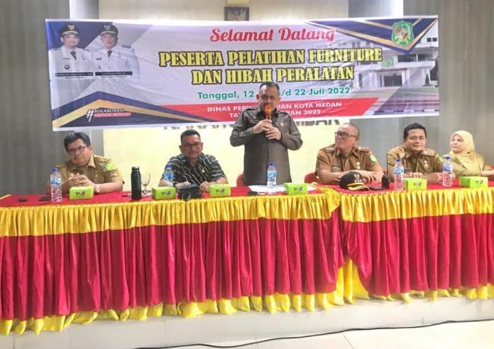 tingkatkan_inovasi_produksi_dinas_perindustrian_medan_beri_pelatihan_pelaku_ikm_furniture