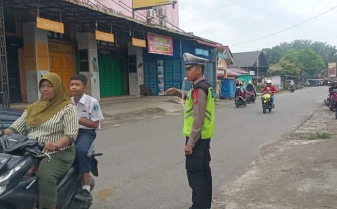 tingkatkan_kepatuhan_warga_polsek_kotapinang_laksanakan_strong_poin_lalin