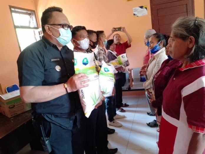 tingkatkan_ketahanan_pangan_pemdes_kecupak_i_bagikan_bibit_jagung