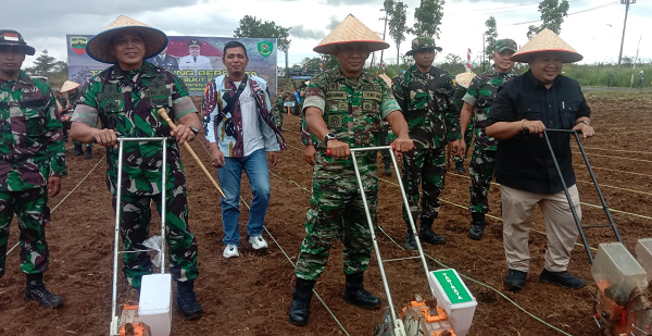 tingkatkan_ketahanan_pangan_tni_lakukan_penanaman_jagung_di_tapsel
