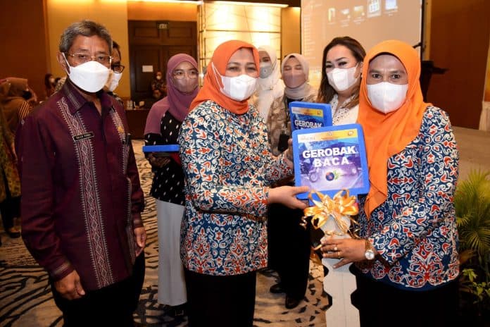 tingkatkan_minat_baca_nawal_lubis_serahkan_gerobak_baca_ke_lima_kabupaten
