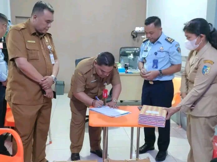 tingkatkan_minat_baca_warga_binaan_pemkab_jalin_mou_dengan_lapas_labuhan_ruku