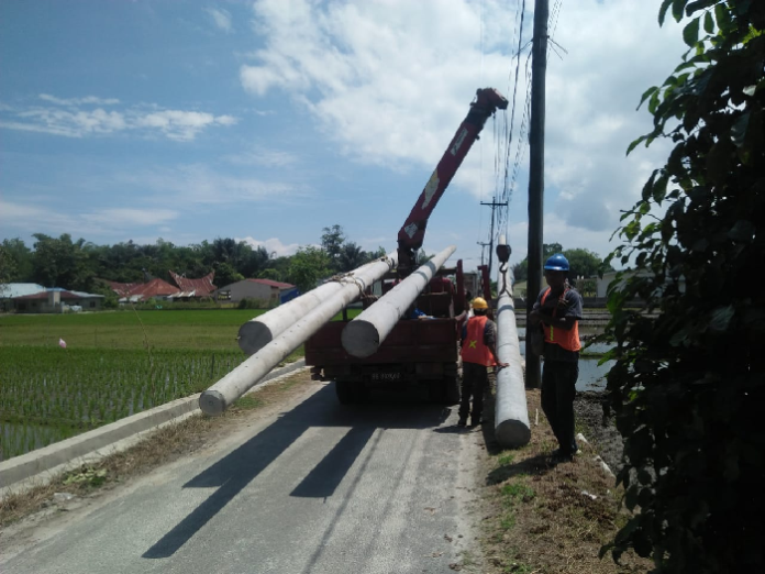 tingkatkan_pelayanan_pln_balige_ganti_11_tiang_hutm