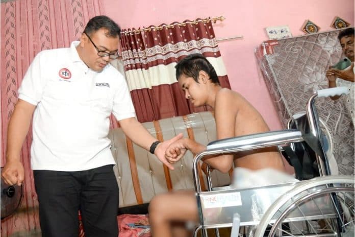 tingkatkan_rasa_kepedulian_asri_ludin_tambunan_serahkan_bantuan_kursi_roda
