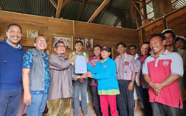 tingkatkan_sektor_pertanian_tpl_berikan_pupuk_dan_bibit_jagung_di_kecamatan_habinsaran