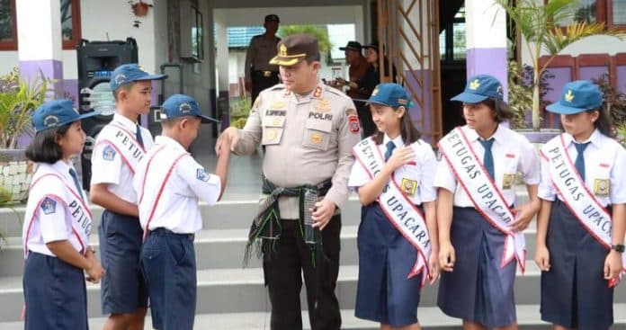 tingkatkan_wawasan_kebangsaan_kapolres_simalungun_sambangi_smp_gkps_1_raya